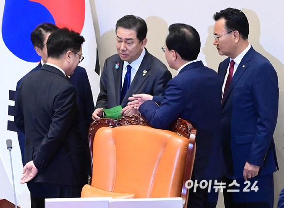 25일 서울 여의도 국회에서 열린 제429회국회(정기회) 제9차 본회의에서 '공인신고자 보호법 일부개정법률안에 대한 신속처리안건 지정동의의 건' 외 3건에 대한 가/부 투표 중 흘려서 기표한 표에 대해 우원식 국회의장과 여야 원내대표들이 유&middot;무효를 논하고 있다. [사진=정소희 기자]