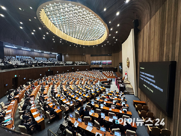 14일 오후 서울 여의도 국회에서 열린 제418회국회(정기회) 제12차 본회의에서 일명 '김호중 방지법'인 '도로교통법 일부개정법률안'이 재석 289인, 찬성 286인, 기권 3인으로 가결되고 있다. [사진=정소희 기자]