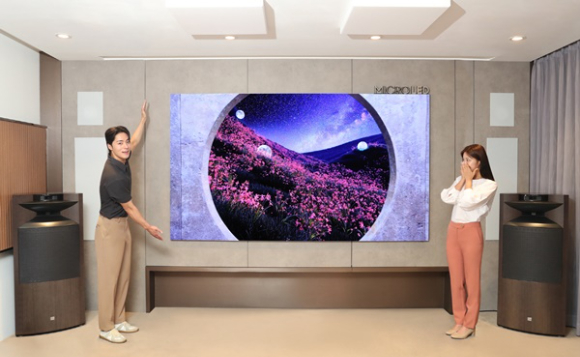 삼성전자 모델이 하만 럭셔리 스토어 롯데백화점 잠실점에 전시된 마이크로 LED를 소개하고 있다. [사진=삼성전자]