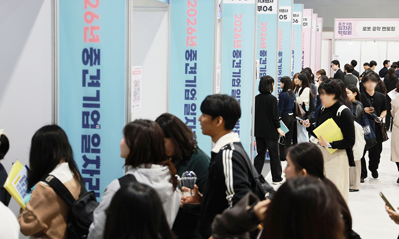 31일 서울 서초구 aT 센터에서 열린 2026년 중견기업 일자리박람회에서 구직자들이 각 기업의 부스를 둘러보고 있다. 2026.3.31. [사진=연합뉴스]