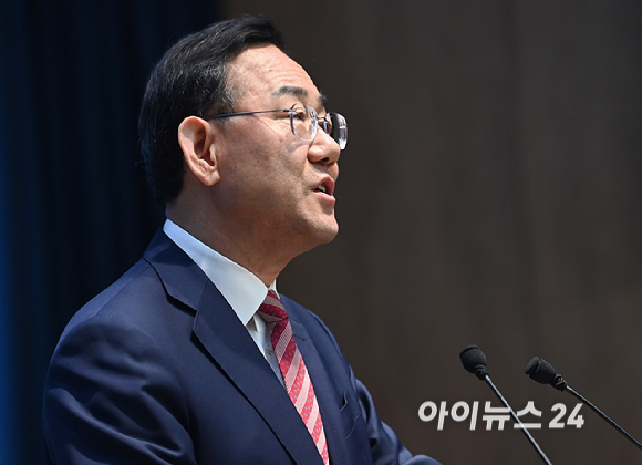 6&middot;3 지방선거 국민의힘 대구시장 경선에서 컷오프(공천 배제)된 주호영 의원이 23일 서울 여의도 국회 소통관에서 불출마 기자회견을 하고 있다. [사진=곽영래 기자]