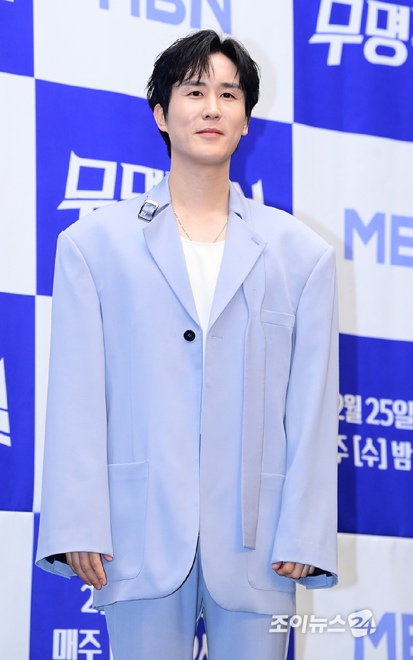 가수 신유가 25일 오후 서울 마포구 스탠포드호텔에서 열린 MBN 초대형 트롯 오디션 '무명전설-트롯 사내들의 서열전쟁' 제작발표회에 참석하고 있다.