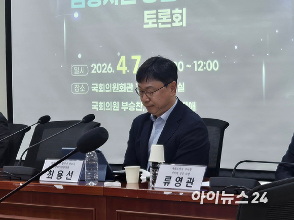 최용선 전 청와대 안보실 방위산업담당관이 7일 국회에서 진행된 '방위산업 등 전략 수출산업 금융지원 방안 마련을 위한 토론회'에 참석하고 있다. [사진=최란 기자]