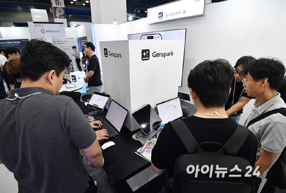 19일 서울 강남구 코엑스에서 열린 '2026 AI 서밋 서울 앤 엑스포(AISE 2026)'에서 관람객들이 부스를 둘러보고 있다. [사진=곽영래 기자]