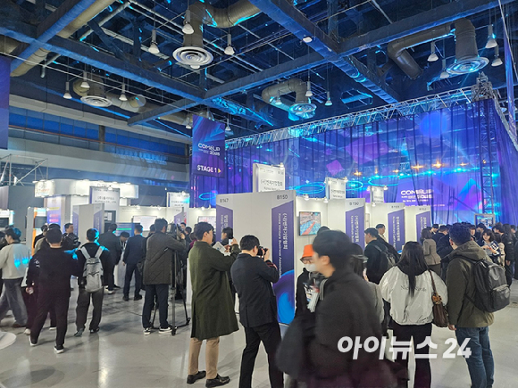 한성숙 중소벤처기업부 장관을 비롯한 참가자들이 10일 서울 코엑스에서 열린 컴업 2025 개막식에서 기념 촬영을 하고 있다. [사진=설재윤 기자]