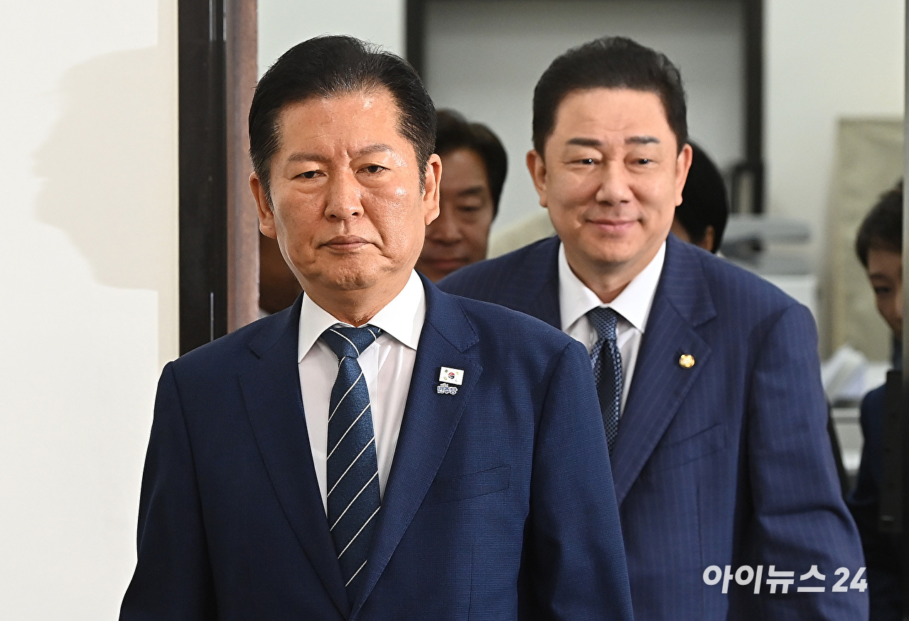 더불어민주당 정청래 당대표와 김병기 원내대표가 8일 오전 서울 여의도 국회에서 열린 최고위원회의에 참석 하고 있다. [사진=곽영래 기자]