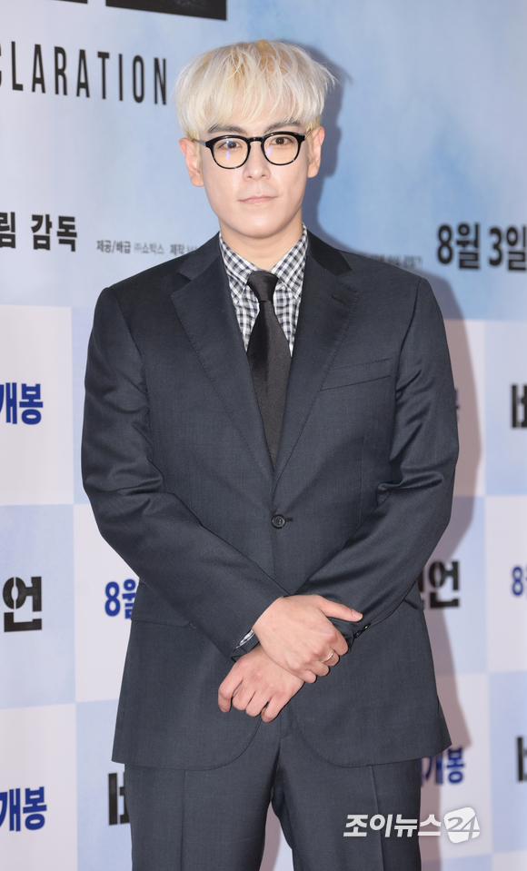 빅뱅 출신 탑(최승현)이 25일 오후 서울 삼성동 메가박스 코엑스에서 열린 영화 '비상선언'(감독 한재림) VIP 시사회에 참석해 포토타임을 갖고 있다. [사진=정소희 기자]