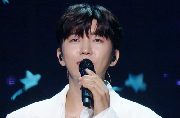 가수 임영웅이 '불후의 명곡' 무대에서 노래를 부르고 있다. [사진=KBS ]