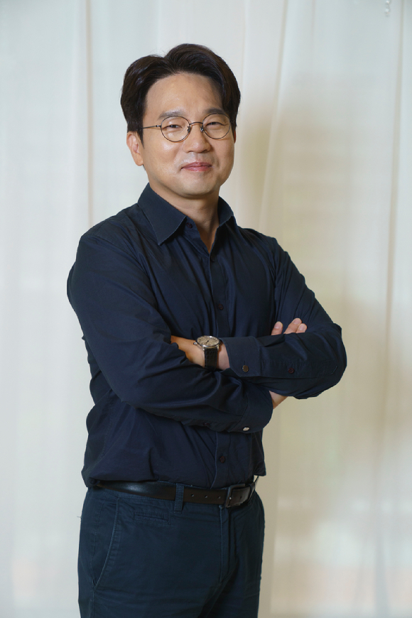 '이상한 변호사 우영우' 유인식 PD가 기자간담회에서 포즈를 취하고 있다. [사진=ENA]