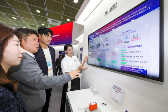 KT AI 보안서비스를 소개하고 있는 모습. [사진=KT]