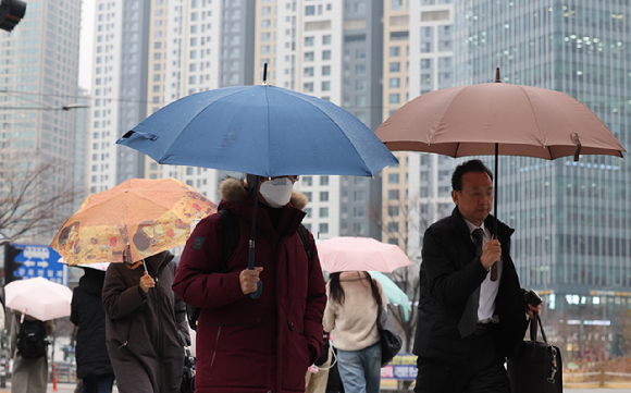서울 용산역에서 우산을 쓴 시민들이 발걸음을 재촉하고 있다. [사진=뉴시스]