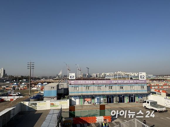 지난 19일 새벽 6시 경기도 평택시 삼성전자 평택캠퍼스 주변 도로에 출근하는 인력들의 행렬이 이어지고 있다. 2025.11.19 [사진=권서아 기자]