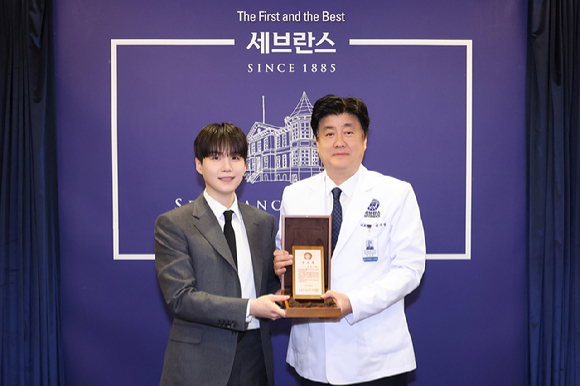 금기창 연세의료원장과 슈가가 기념 사진을 촬영하고 있다 [사진=빅히트뮤]