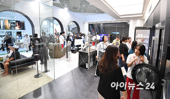 13일 서울 강남구 코엑스에서 열린 'KES 2026(한국전자전)'에서 관람객들이 LG전자 부스를 관람하고 있다. [사진=곽영래 기자]