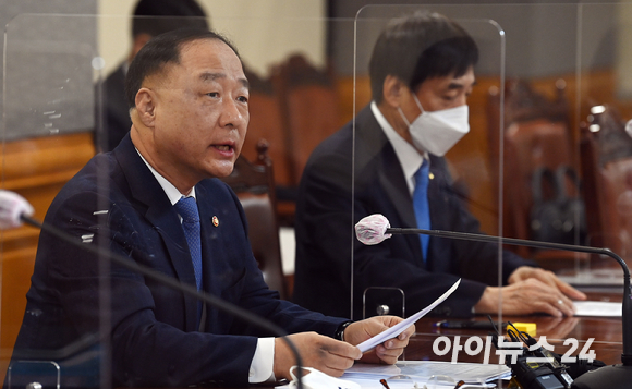 홍남기 경제부총리 겸 기획재정부 장관이 11일 서울 중구 은행회관에서 열린 '확대 거시경제금융회의'에서 모두발언을 하고 있다. [사진=김성진 기자]