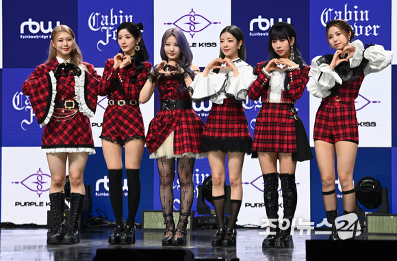 그룹 퍼플키스가 15일 오후 서울 광진구 자양동 건국대학교 위니아트에서 열린 다섯 번째 미니앨범 'Cabin Fever' 발매 기념 쇼케이스에서 공연을 하고 있다. [사진=김성진 기자]