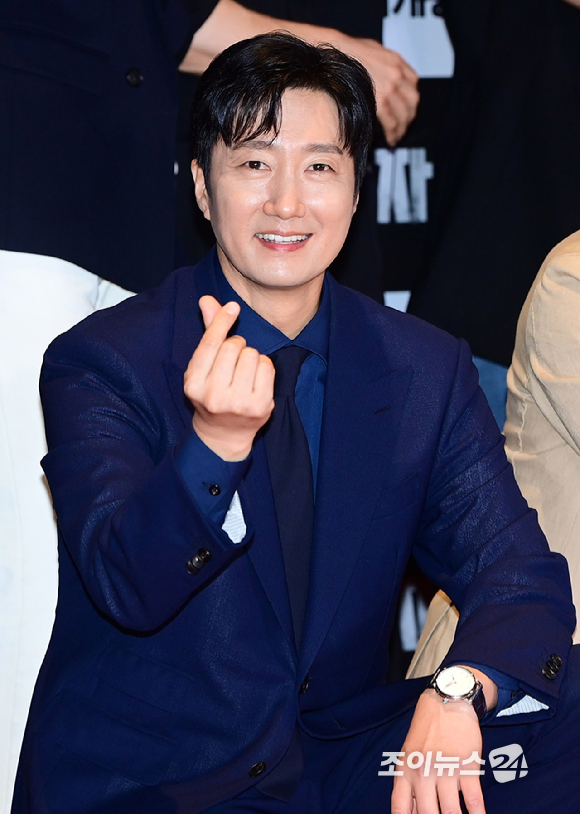 배우 박해일이 21일 서울 송파구 롯데시네마 월드타워에서 열린 영화 '암살자(들)'(감독 허진호) VIP 시사회에 참석하고 있다. [사진=정소희 기자]