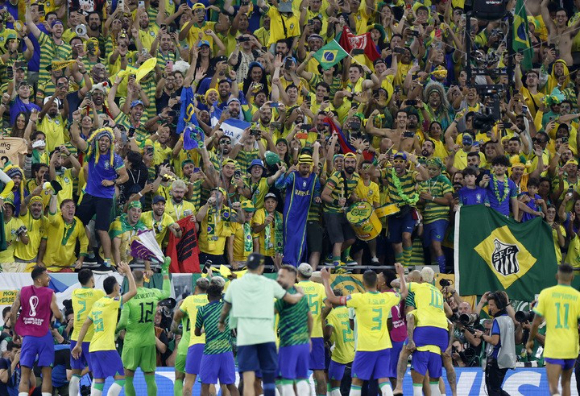 브라질 축구대표팀 선수들이 6일(한국시간) 열린 한국과 2022 카타르월드컵 16강전에서 4-1로 승리를 거둔 뒤 자국 응원단을 향해 인사하고 있다. [사진=뉴시스]