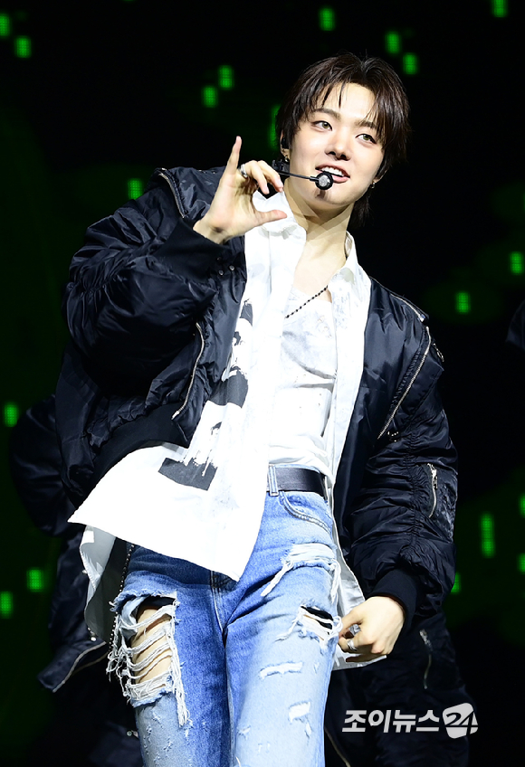 그룹 앤팀 의주가 28일 오후 서울 용산구 한남동 블루스퀘어에서 열린 &TEAM(앤팀) 한국 데뷔 앨범 미니 1집 'Back to Life'(백 투 라이프)발매 기념 쇼케이스에 참석해 멋진 무대를 선보이고 있다. [사진=정소희 기자]