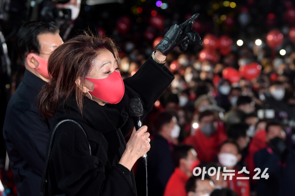 배우 김부선과 '굿바이 이재명'의 저자 장영하 변호사가 8일 오후 서울 중구 서울시청 광장에서 열린 윤석열 국민의힘 대선 후보의 서울 피날레유세에서 윤 후보 지지 선언을 하고 있다. [사진=국회사진취재단]