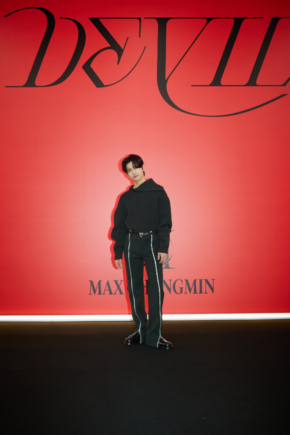 최강창민이 13일 새 미니앨범 'Devil' 발매 기념 기자간담회에서 포즈를 취하고 있다. [사진=SM엔터테인먼트]