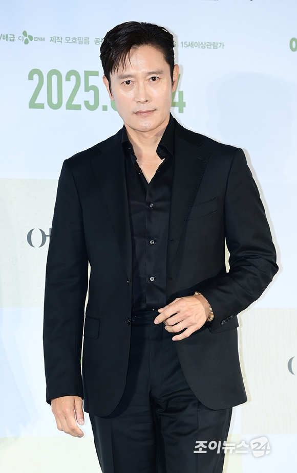 배우 이병헌이 22일 오후 서울 CGV 용산아이파크몰에서 열린 영화 '어쩔수가 없다' (감독 박찬욱) 언론시사회에 참석하고 있다. [사진=정소희 기자]