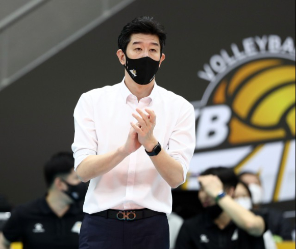 KB손해보험 한성정이 팀 연습 도중 오른쪽 햄스트링을 다쳤다. 그는 8일 삼성화재전과 10일 현대캐피탈전에 결장한다. [사진=발리볼코리아닷컴]