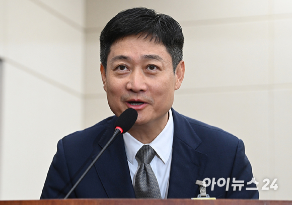 김영섭 KT 대표가 21일 서울 여의도 국회 과학기술정보방송통신위원회에서 열린 정보통신산업진흥원 등에 대한 국정감사에서 증인 선서를 하고 있다. [사진=곽영래 기자]