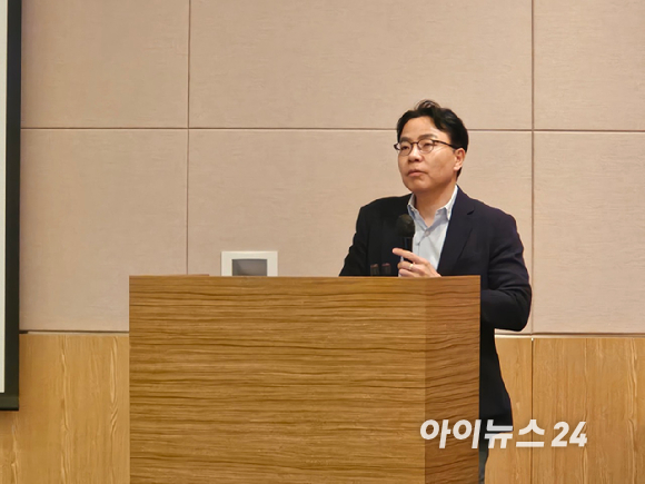 정영재 카이스트 제조피지컬AI연구소장 겸 다임리서치 대표는 19일 서울 여의도 FKI타워에서 열린 '2026 피지컬 AI 산업 전망 컨퍼런스'에서 발표하고 있다. [사진=설재윤 기자]
