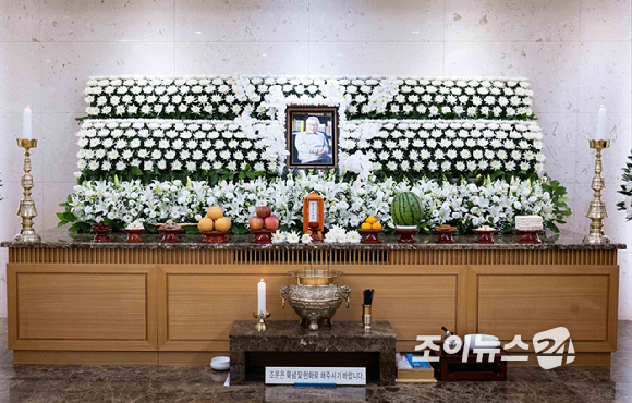 향년 91세를 일기로 별세한 원로 배우 겸 전 국회의원 이순재의 빈소가 25일 서울아산병원 장례식장에 마련됐다. 고인의 영정사진 모습. [사진=사진공동취재단]