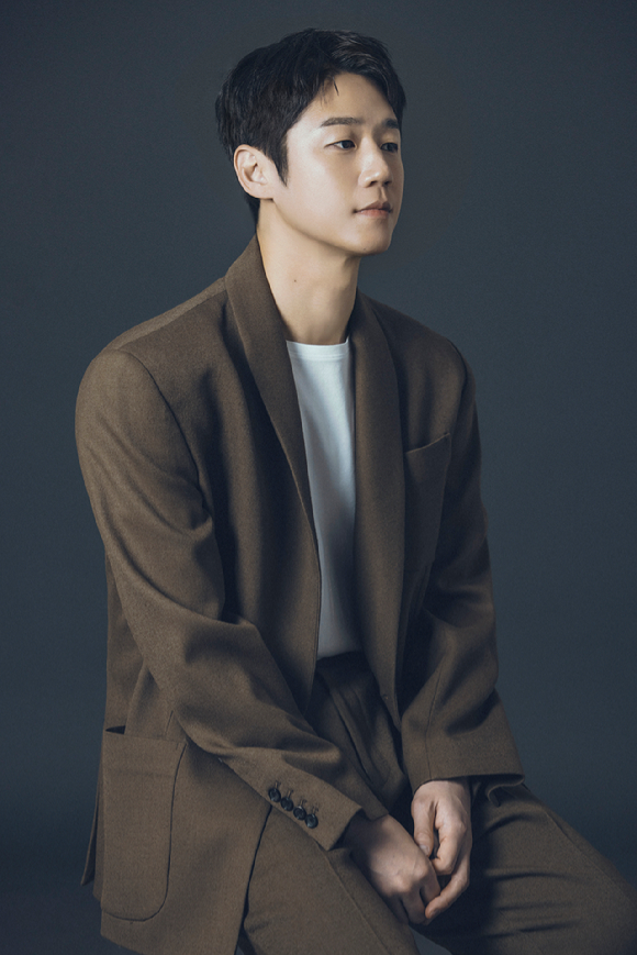 '언젠가는 슬기로울 전공의 생활'에 출연한 배우 정준원이 인터뷰에 앞서 사진촬영을 하고 있다. [사진=에일리언컴퍼니]