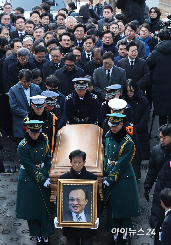 베트남 출장 중 별세한 고(故) 이해찬 전 총리의 운구 차량이 27일 서울 종로구 서울대병원 장례식장에 도착해 운구되고 있다. [사진=곽영래 기자]