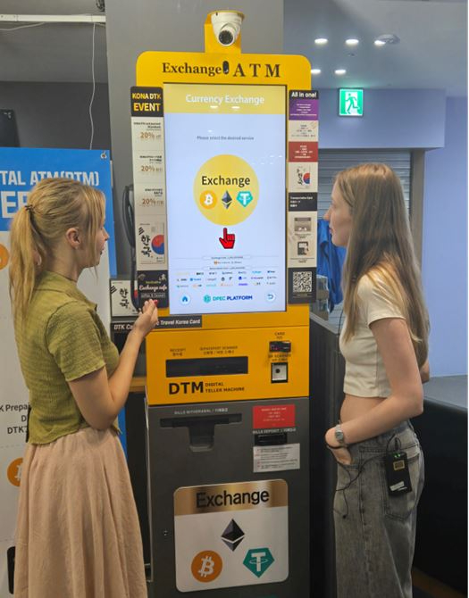 관광객이 디지털자산을 환전하고 있는 모습. [사진=다윈KS]