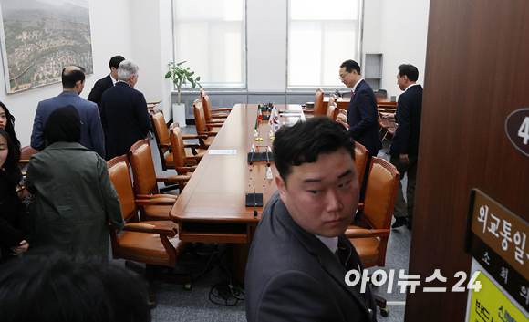 사이드 쿠제치 주한 이란 대사가 25일 오전 서울 여의도 국회에서 김석기 외교통일위원장과 김영배 외교통일위원회 여당 간사와 인사를 나누고 있다. [사진=정소희 기자]