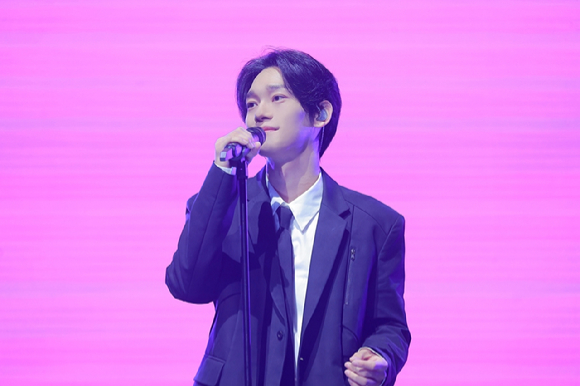 엑소 첸이 국내 첫 단독 콘서트 'Arcadia(아카디아)'에서 무대를 선보이고 있다. [사진= INB100]