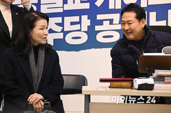 통일교 및 공천뇌물 특검 수용 촉구 단식 농성 중인 장동혁 국민의힘 대표가 16일 서울 여의도 국회 로텐더홀에서 이진숙 전 방송통신위원장과 대화를 나누고 있다. [사진=곽영래 기자]