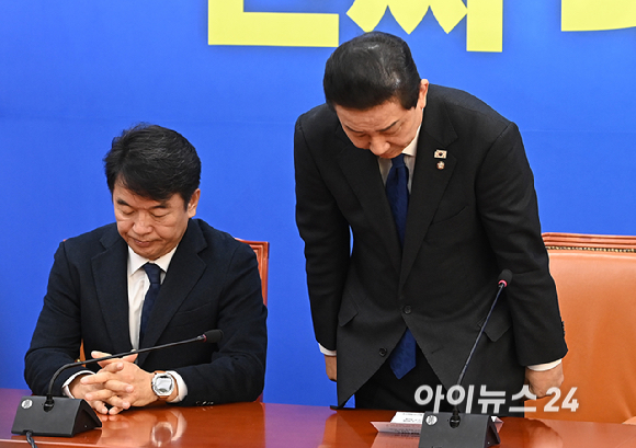 김병기 더불어민주당 원내대표가 30일 서울 여의도 국회에서 열린 원내대책회의에 사퇴의사를 밝히고 있다. [사진=곽영래 기자]