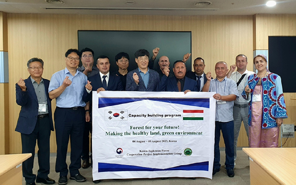 타지키스탄 산림전문가 양성 프로그램 참가자들이 기념촬영을 하고 있다. [사진=산림청 ]