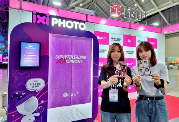 모델이 익시(ixi) 포토를 소개하고 있는 모습. [사진=LGU+]