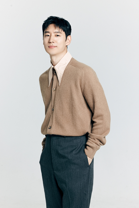 배우 이제훈이 SBS 금토드라마 '모범택시3' 인터뷰에 앞서 포즈를 취하고 있다. [사진=컴퍼니온]