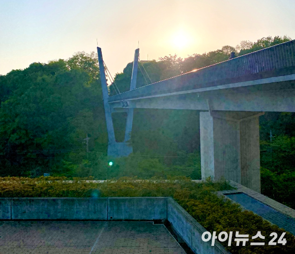 일본 대학에 재학 중인 20대 한국인 여성이 교실에서 망치를 휘둘러 8명이 다친 가운데, 현지 언론이 이 여성의 얼굴과 이름 등 신상정보를 공개했다. [사진=FNN 캡처]