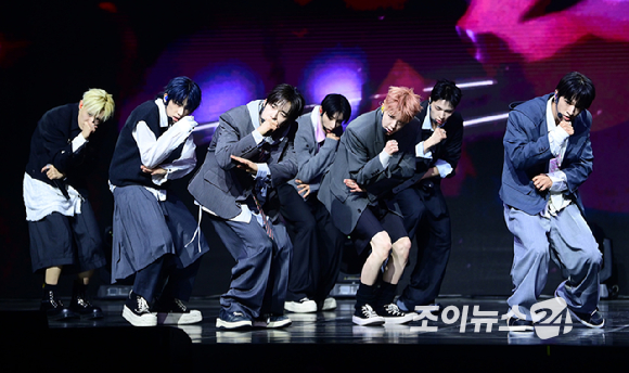 그룹 넥스지가 27일 오후 서울 용산구 한남동 블루스퀘어에서 열린 넥스지(NEXZ) 두 번째 싱글 앨범 'Mmchk(음츠크)' 발매 기념 쇼케이스에 참석해 타이틀곡 '음츠크' 무대를 선보이고 있다. [사진=정소희 기자]