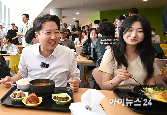 이준석 개혁신당 대선 후보가 21일 경기 성남시 가천대학에서 진행한 '학식먹자 이준석' 행사에서 학생들과 점심을 먹으며 대화를 나누고 있다. [사진=곽영래 기자]