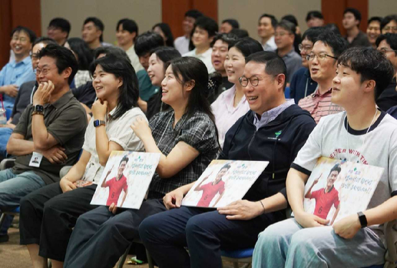 조현상 HS효성 부회장이 임직원들과 함께 월드컵 응원을 하고 있다. [사진= HS효성]