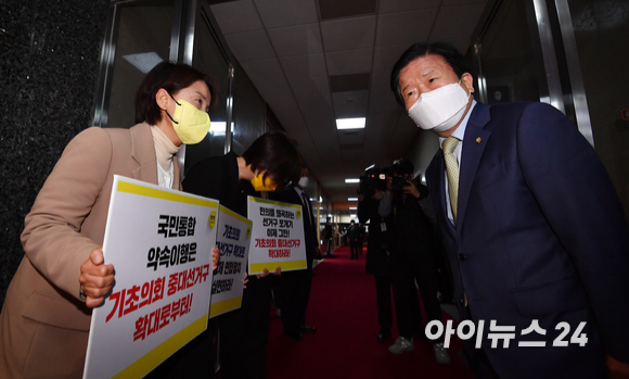 박병석(오른쪽) 국회의장이 12일 오전 양당 원내대표 회동을 위해 서울 여의도 국회의장실을 향하던 중 정치개혁 농성을 하는 이은주 정의당 의원과 인사를 하고 있다. [사진=김성진 기자]