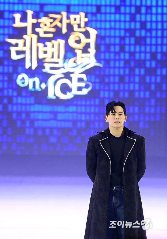 배우 이호원(호야)이 23일 오후 서울 목동아이스링크에서 열린 뮤지컬 '나 혼자만 레벨업 on ICE' 프레스콜에서 기자간담회를 갖고 있다.