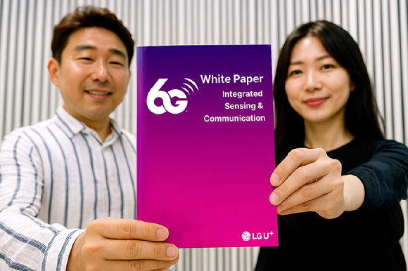 6G 백서 표지를 모델이 선보이고 있는 모습을 AI로 생성한 이미지. [사진=LGU+]