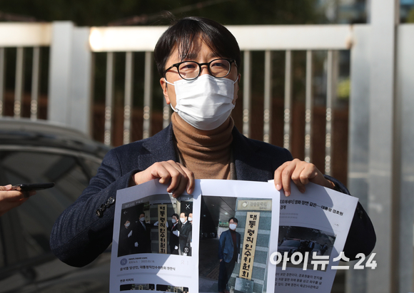 대통령직인수위원회 과학기술교육분과 실무위원에서 해촉된 조상규 변호사가 29일 오전 서울 종로구 통의동에 위치한 대통령직인수위원회 앞에서 기자회견을 하고 있다. [사진=인수위사진기자단]