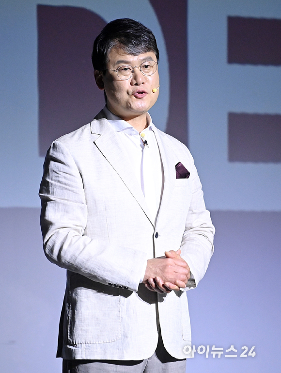 윤호준 현대자동차 국내사업본부장이 13일 서울 광진구 그랜드 워커힐에서 열린 현대자동차가 '더 뉴 그랜저' 미디어 데이에서 '더 뉴 그랜저' 를 공개하고 있다. [사진=곽영래 기자]