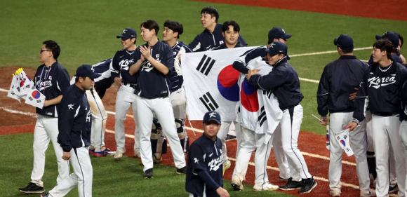 7일 중국 사오싱 야구·소프트볼 스포츠 센터에서 항저우 아시안게임 야구 결승전 한국과 대만의 경기가 열렸다. 한국은 대만에 2-0으로 이겨 금메달을 따냈다. 경기 종료 후 한국 야구대표팀 선수들이 기뻐하고 있다. [사진=뉴시스]